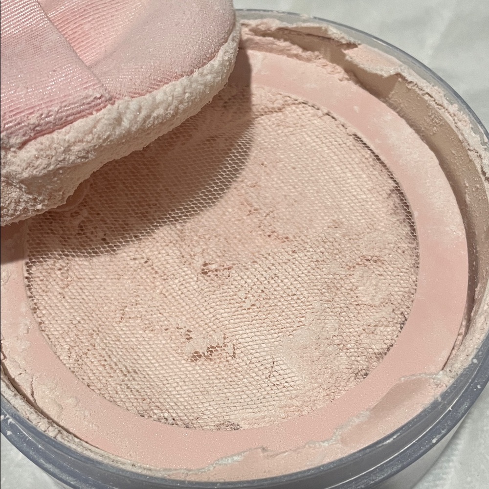 Estee Lauder Beautiful Setting Powder in Soft Purple - Picture 4 of 4